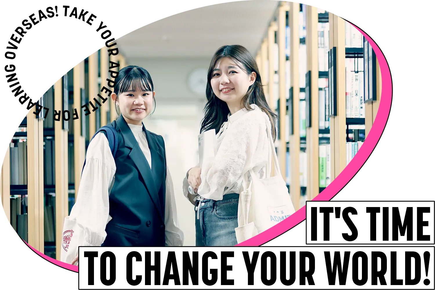 図書館で振り返る二人の学生の写真